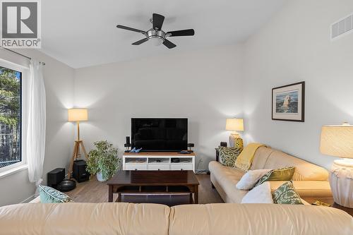 664 Muir Road, Kelowna, BC - Indoor Photo Showing Living Room