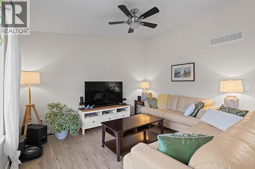 664 Muir Road, Kelowna, BC - Indoor Photo Showing Living Room