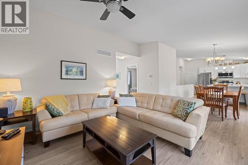 664 Muir Road, Kelowna, BC - Indoor Photo Showing Living Room