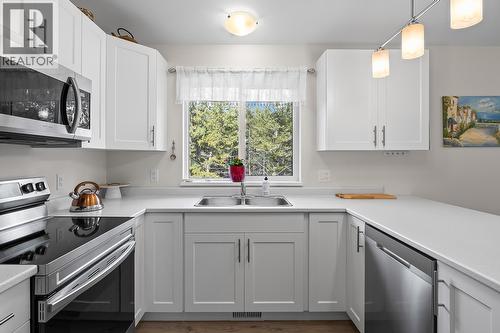 664 Muir Road, Kelowna, BC - Indoor Photo Showing Kitchen With Double Sink