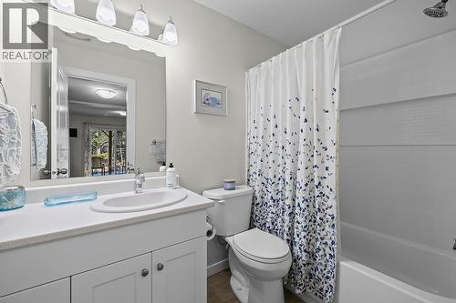 664 Muir Road, Kelowna, BC - Indoor Photo Showing Bathroom