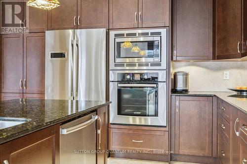 32 Harborn Road, Mississauga, ON - Indoor Photo Showing Kitchen With Upgraded Kitchen