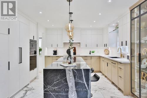 1520 Drymen Crescent, Mississauga, ON - Indoor Photo Showing Kitchen With Upgraded Kitchen