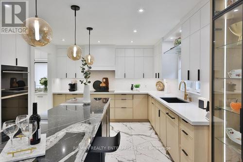 1520 Drymen Crescent, Mississauga, ON - Indoor Photo Showing Kitchen With Upgraded Kitchen