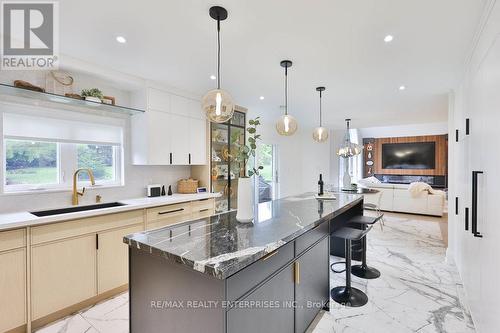 1520 Drymen Crescent, Mississauga, ON - Indoor Photo Showing Kitchen With Upgraded Kitchen