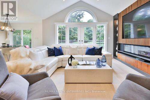 1520 Drymen Crescent, Mississauga, ON - Indoor Photo Showing Living Room