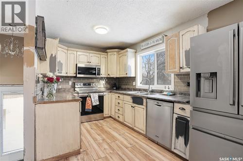 5 4Th Avenue N, Martensville, SK - Indoor Photo Showing Kitchen With Double Sink