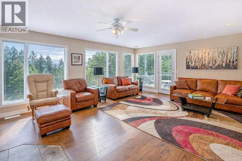 1465 West Kelowna Road, West Kelowna, BC - Indoor Photo Showing Living Room