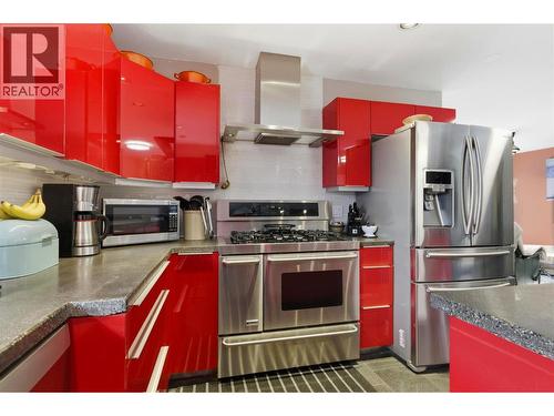 3109 Ensign Way, Kelowna, BC - Indoor Photo Showing Kitchen With Stainless Steel Kitchen