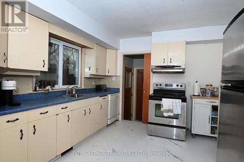 Kitchen of Angle - 12 Mountsfield Drive, London South (South G), ON - Indoor Photo Showing Kitchen