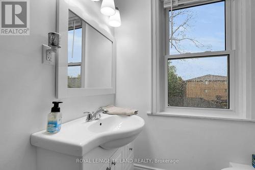 86 Kains Street, St. Thomas, ON - Indoor Photo Showing Bathroom