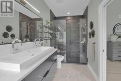 Luxurious 5 pc ensuite bath w/custom glass shower - 