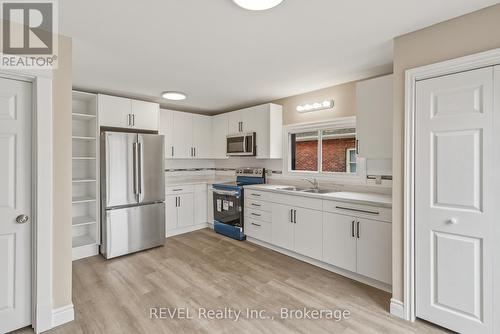 184 Queenston Street, St. Catharines (E. Chester), ON - Indoor Photo Showing Kitchen With Double Sink
