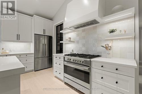 27 Maple Leaf Avenue S, Fort Erie (Ridgeway), ON - Indoor Photo Showing Kitchen With Upgraded Kitchen