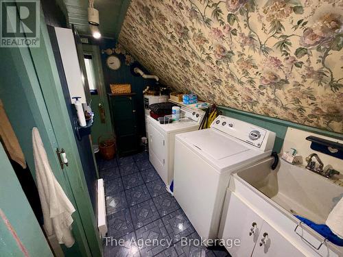 484 East Main Street, Welland (Welland Downtown), ON - Indoor Photo Showing Laundry Room