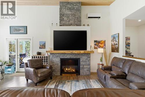 7145 Dunwaters Road, Kelowna, BC - Indoor Photo Showing Living Room With Fireplace