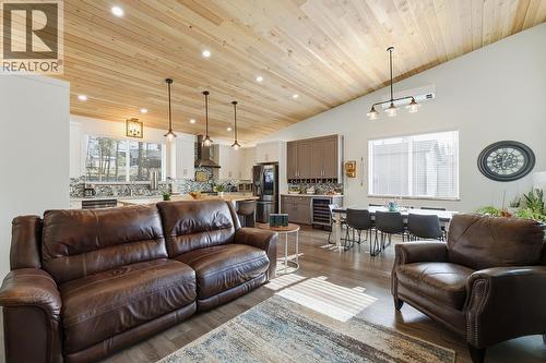 7145 Dunwaters Road, Kelowna, BC - Indoor Photo Showing Living Room