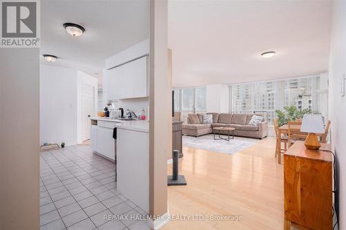 613 - 24 Wellesley Street W, Toronto, ON - Indoor Photo Showing Kitchen