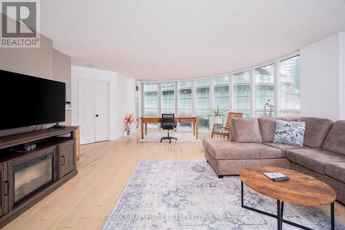 613 - 24 Wellesley Street W, Toronto, ON - Indoor Photo Showing Living Room