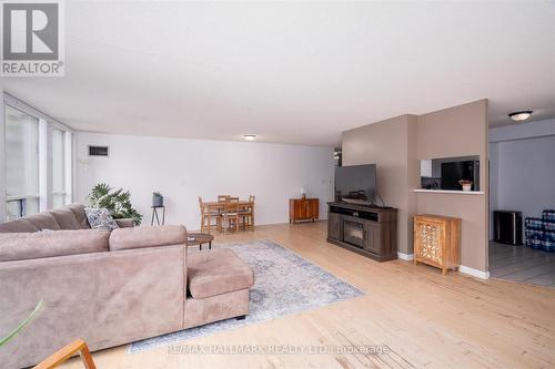 613 - 24 Wellesley Street W, Toronto, ON - Indoor Photo Showing Living Room