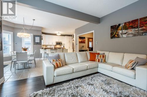 7 Volterra Court, Hamilton, ON - Indoor Photo Showing Living Room