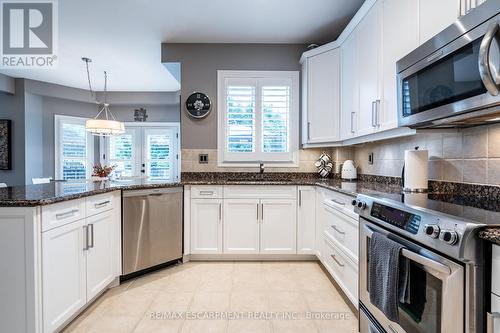 7 Volterra Court, Hamilton, ON - Indoor Photo Showing Kitchen With Upgraded Kitchen