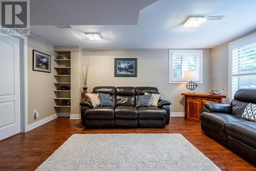 7 Volterra Court, Hamilton, ON - Indoor Photo Showing Living Room