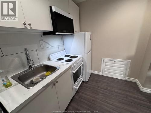 1527 Pierre, Windsor, ON - Indoor Photo Showing Kitchen