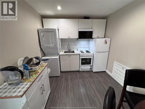 1527 Pierre, Windsor, ON - Indoor Photo Showing Kitchen