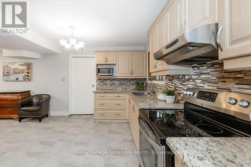 3 51St Street, Wasaga Beach, ON - Indoor Photo Showing Kitchen With Upgraded Kitchen