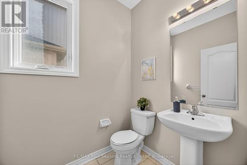 Main floor powder room - 62 Kirby Avenue, Collingwood, ON - Indoor Photo Showing Bathroom