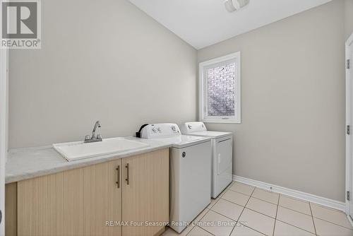 Main floor laundry with entrance to the garage - 62 Kirby Avenue, Collingwood, ON - Indoor Photo Showing Laundry Room