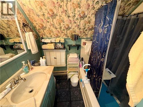 484 East Main Street, Welland, ON - Indoor Photo Showing Bathroom