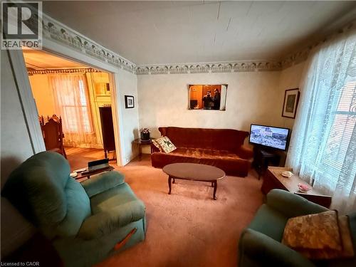 484 East Main Street, Welland, ON - Indoor Photo Showing Living Room