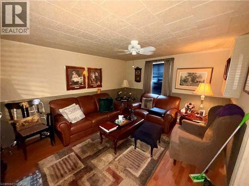 484 East Main Street, Welland, ON - Indoor Photo Showing Living Room
