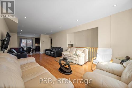 17 Andrika Court, Mississauga, ON - Indoor Photo Showing Living Room