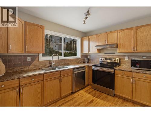 299 Gordonhorn Crescent, Kamloops, BC - Indoor Photo Showing Kitchen With Double Sink