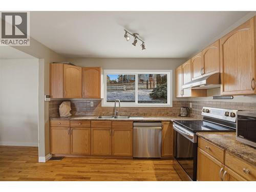 299 Gordonhorn Crescent, Kamloops, BC - Indoor Photo Showing Kitchen With Double Sink