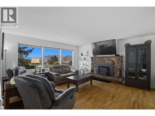 299 Gordonhorn Crescent, Kamloops, BC - Indoor Photo Showing Living Room With Fireplace