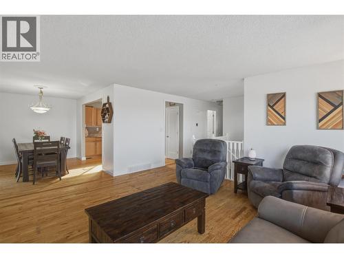 299 Gordonhorn Crescent, Kamloops, BC - Indoor Photo Showing Living Room