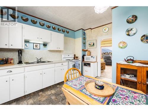 1843 Mclaren Street, Creston, BC - Indoor Photo Showing Kitchen With Double Sink