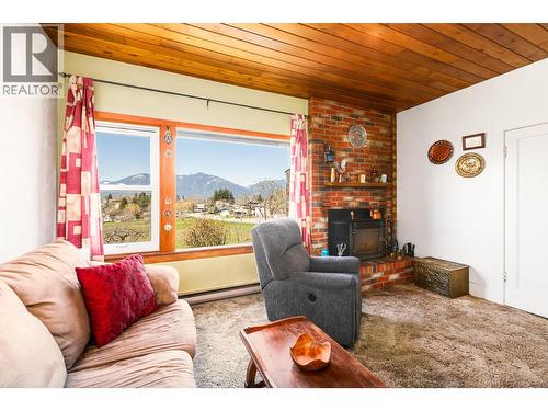 1843 Mclaren Street, Creston, BC -  Photo Showing Living Room With Fireplace