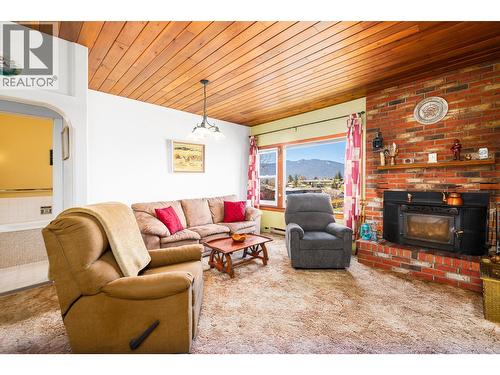 1843 Mclaren Street, Creston, BC - Indoor Photo Showing Living Room With Fireplace