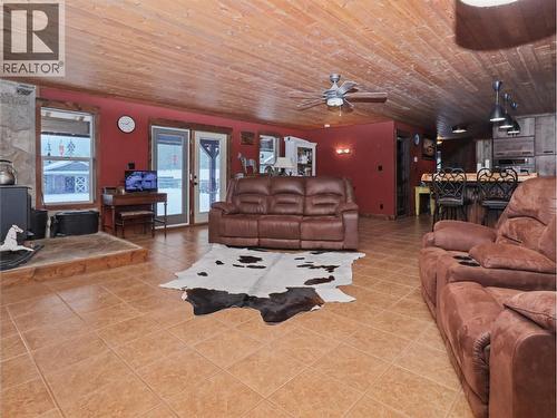 3850 Blythe-Rhone Road, Westbridge, BC - Indoor Photo Showing Living Room
