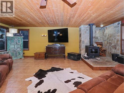 3850 Blythe-Rhone Road, Westbridge, BC - Indoor Photo Showing Living Room With Fireplace