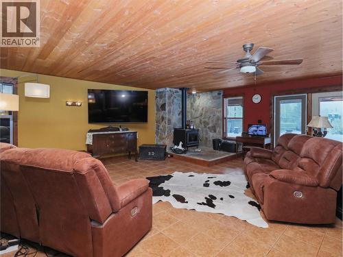 3850 Blythe-Rhone Road, Westbridge, BC - Indoor Photo Showing Living Room With Fireplace