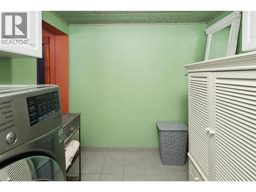 3850 Blythe-Rhone Road, Westbridge, BC - Indoor Photo Showing Laundry Room