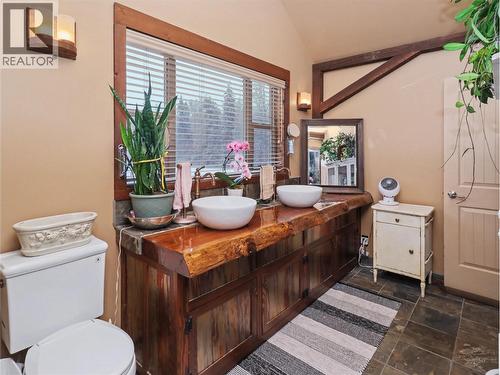 3850 Blythe-Rhone Road, Westbridge, BC - Indoor Photo Showing Bathroom