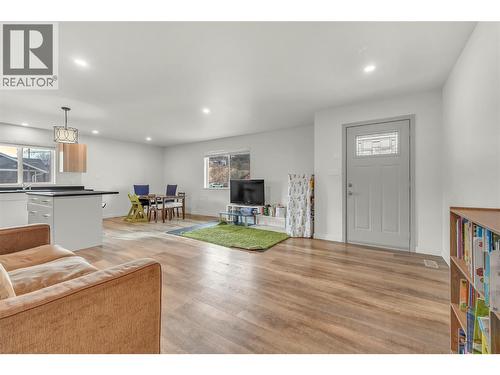 272 Burton Avenue, Princeton, BC - Indoor Photo Showing Living Room