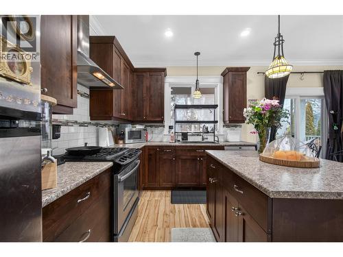 2991 7 Avenue Ne, Salmon Arm, BC - Indoor Photo Showing Kitchen With Upgraded Kitchen